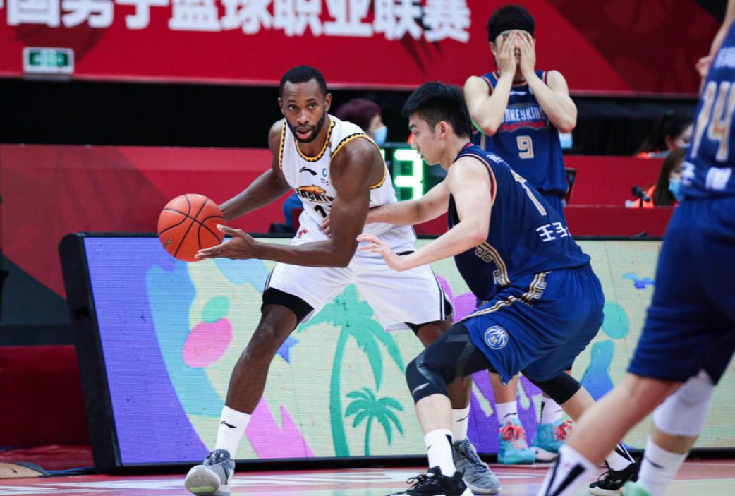 包含今晚巴塞罗那调整名单以备CBA常规赛，豪取连胜环节打磨，话题不断，控场能力受关注的词条