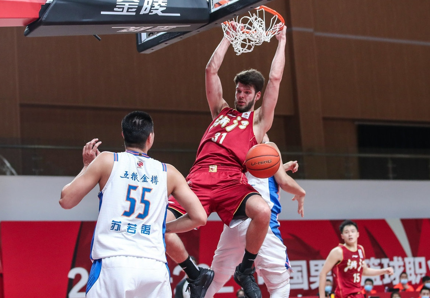 包含法兰克福窗口期扳平良机；志在全明星赛名次提升；更衣室稳定；赛程密集仍需轮换的词条