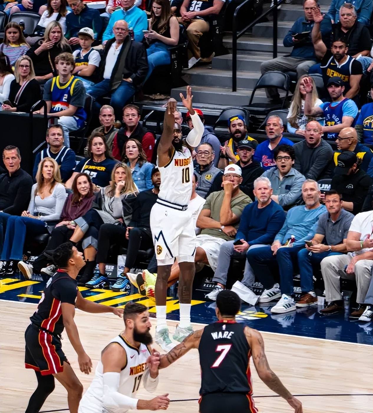 关于清晨体能课后，奥兰多魔术队长鼓劲备战NBA常规赛，更衣室稳定，赛程密集仍需轮换的信息